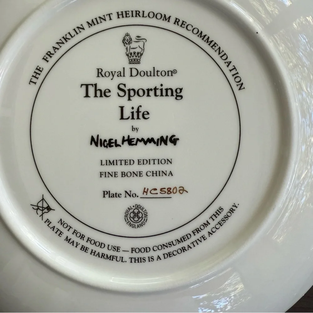 Royal Doulton's Sporting Life collection Black Labrador retriever 8 1/2 round - Picture 3 of 4